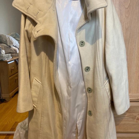 Cream coat - Picture 1 of 2